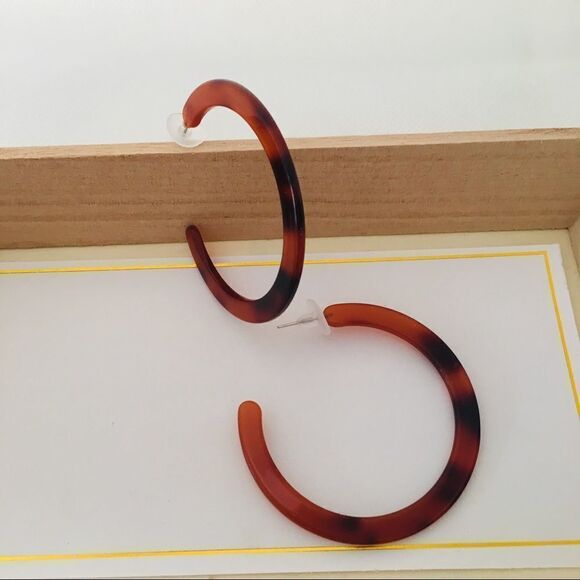 Tortoiseshell Acetate Lightweight Hoop Earrings NWT - Picture 4 of 7
